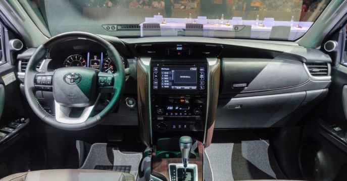 Toyota Fortuner 2019 giảm giá sốc, khoang nội thất